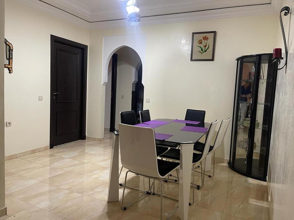 Magnifique Appartement Spacieux Confort Propre Familial 2 Chambres Salon Et Salle A Manger A 20Mn A Pied De Place Jemaa El Fina 4 Piscines Dans Espace De Golf A 12 Mn En Voitures L Entree Est Gratuit Pour La Clientele Ouvert Entre 10H Et 20H Marrakesh Exteriör bild
