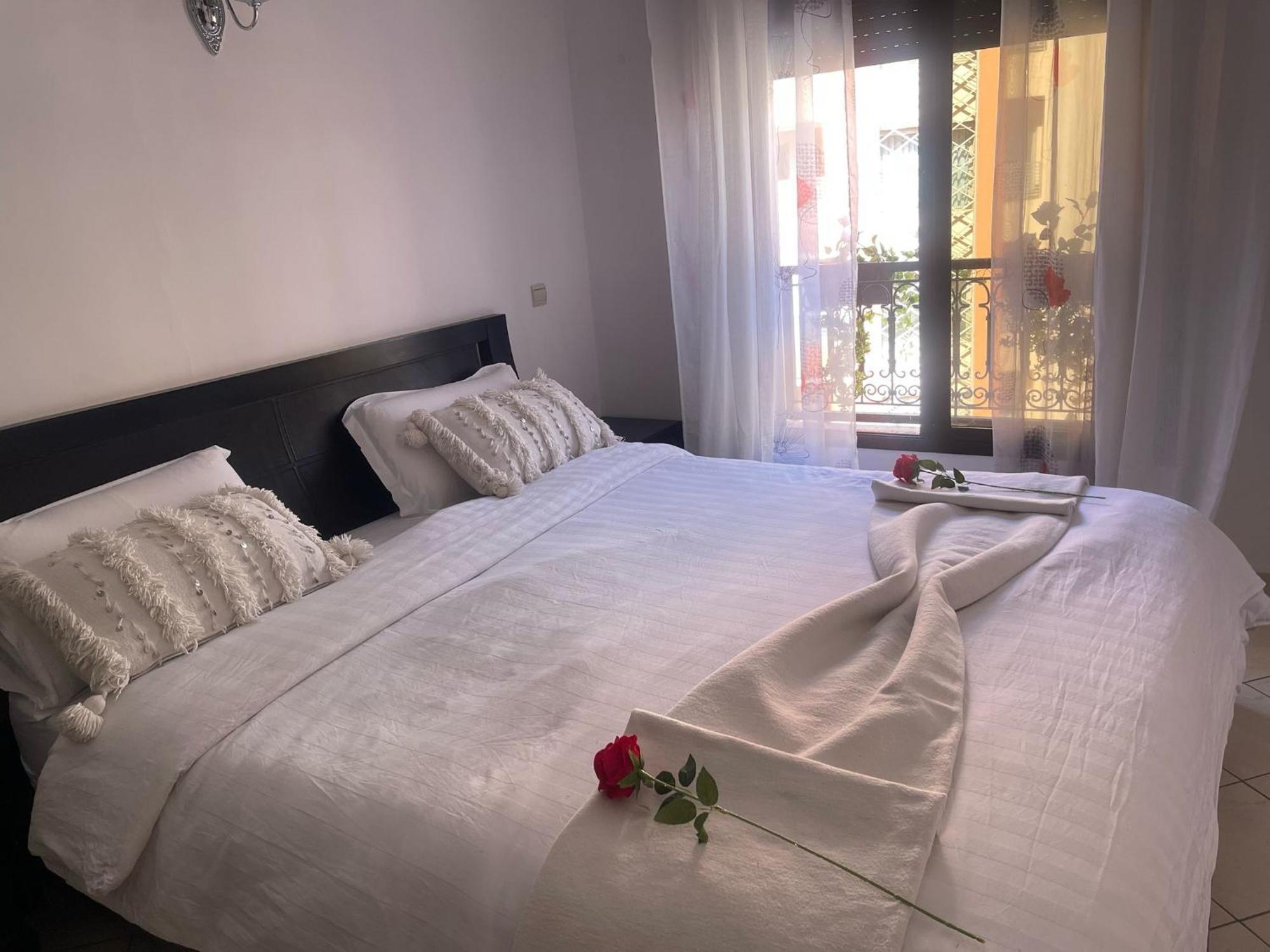 Magnifique Appartement Spacieux Confort Propre Familial 2 Chambres Salon Et Salle A Manger A 20Mn A Pied De Place Jemaa El Fina 4 Piscines Dans Espace De Golf A 12 Mn En Voitures L Entree Est Gratuit Pour La Clientele Ouvert Entre 10H Et 20H Marrakesh Exteriör bild